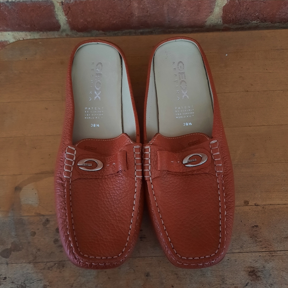 GEOX 38.5 Red Pebbled Leather Slides
